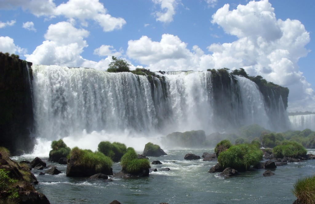 Iguazu vandfaldet på grænsen mellem Argentina, Paraguay og Brasilien.